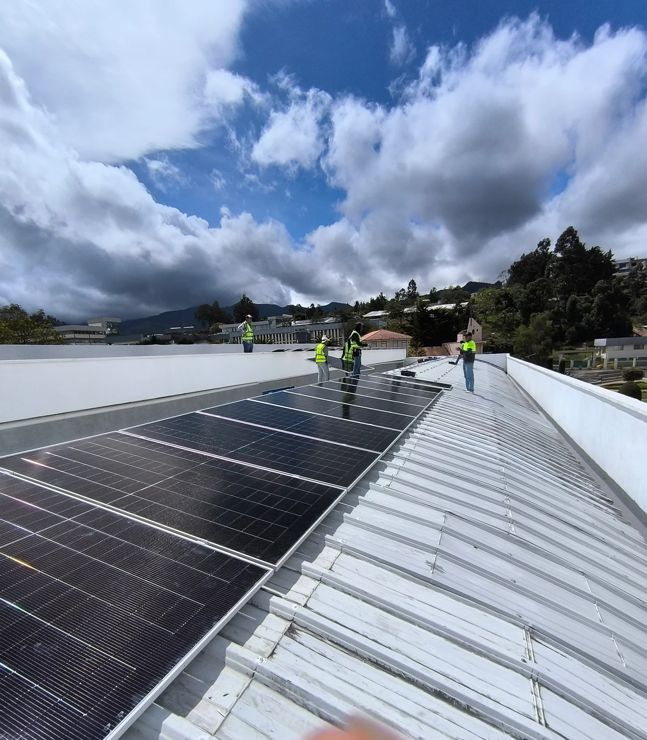 Montaje de paneles solares sobre una cubierta del campus UTPL en Loja